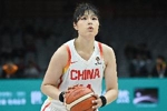 小宝加油！李月汝半场3中2&2罚全中拿到6分4板1助 有2失误