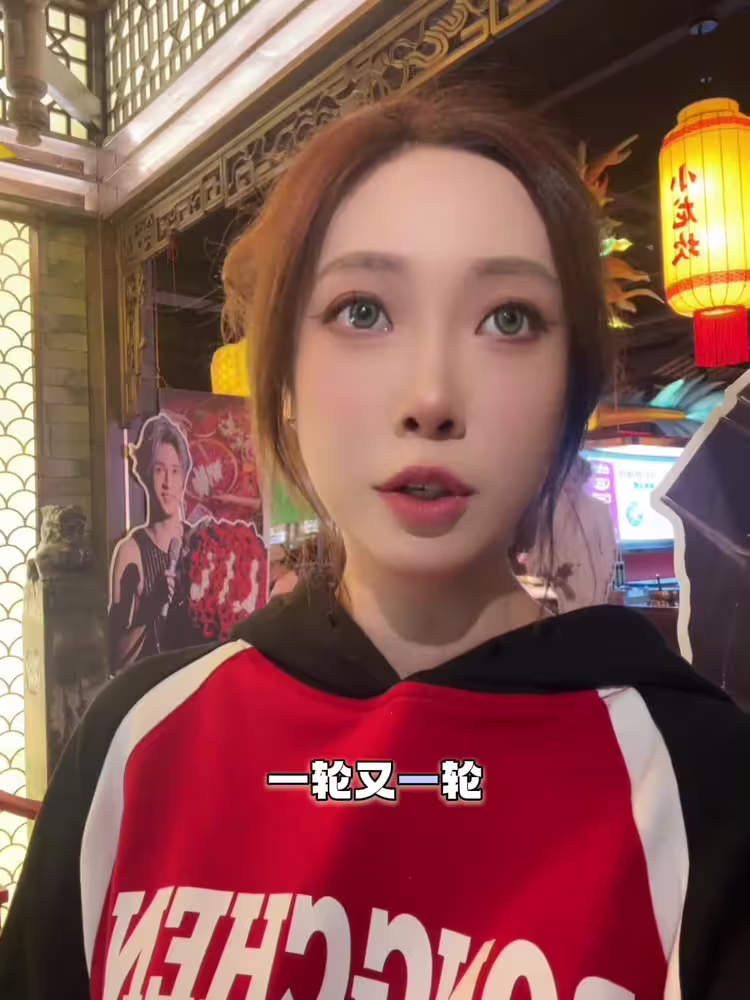 蓉城美女球迷：夺冠庆祝的东西准备了一轮又一轮，跟我来这出😅