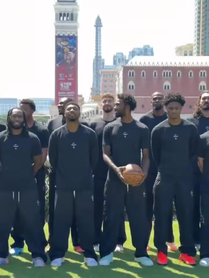 全员就绪！火箭全队在澳门合照：伊森手持篮球站C位
